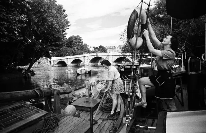 Framed Print : Scenes along the River Thames in Richmond, Greater London. Circa 1945 Framed Print : Scenes along the River Thames in Richmond, Greater London. Circa 1945