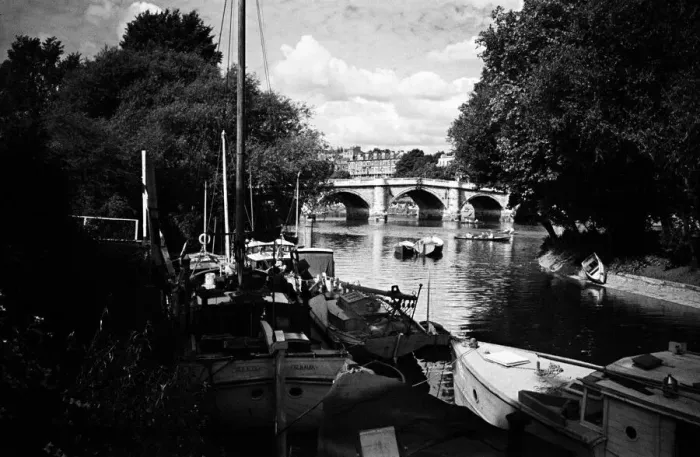 Framed Print : Scenes along the River Thames in Richmond, Greater London. Circa 1945 Framed Print : Scenes along the River Thames in Richmond, Greater London. Circa 1945