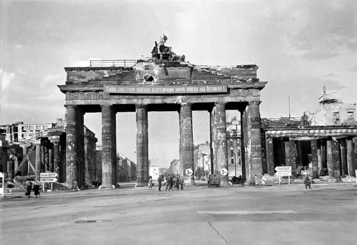 Framed Print : Scenes showing rubble and destruction at the Brandenburg Gate in the German city of Framed Print : Scenes showing rubble and destruction at the Brandenburg Gate in the German city of