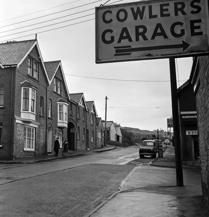 Framed Print : Scenes in Woolacombe, Devon. 9th December 1964 Framed Print : Scenes in Woolacombe, Devon. 9th December 1964