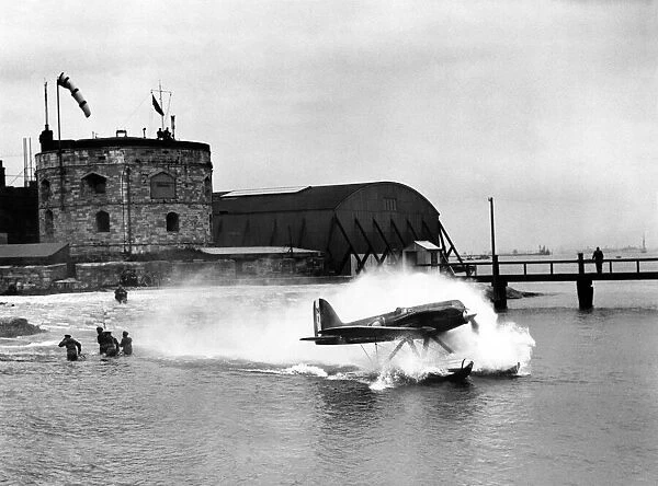 Schneider Trophy Race, Plane taxiing on the water September 1931 P004303