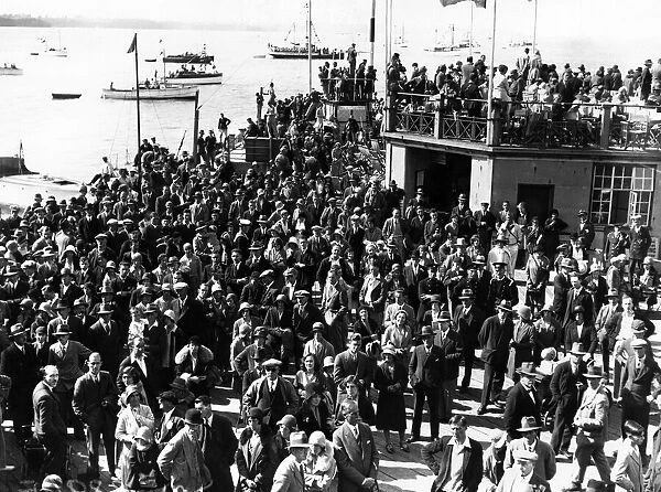 Schneider Trophy Race September 1931. Crowds at the starting time