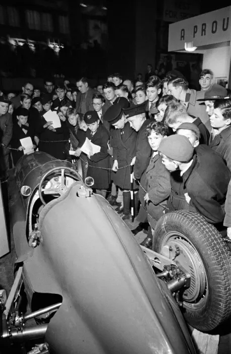 Framed Print : School boys at the 1948 Model Engineer Exhibition at Seymour Hall, London Framed Print : School boys at the 1948 Model Engineer Exhibition at Seymour Hall, London