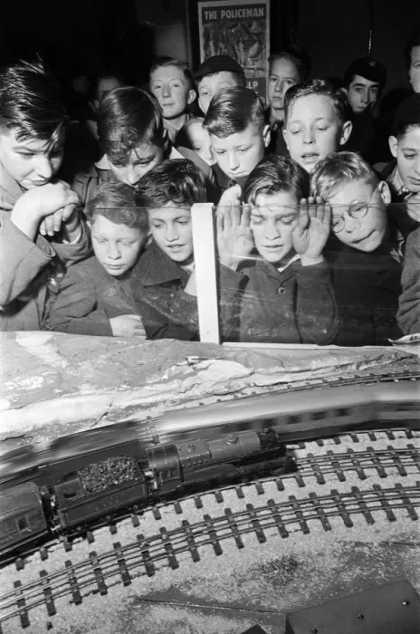 Framed Print : School boys at the 1948 Model Engineer Exhibition at Seymour Hall, London