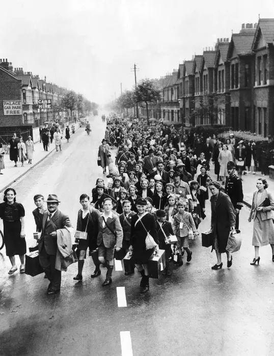 Framed Print : Schoolchildren from East Ham walking in a long queue with their belongings are evacuted Framed Print : Schoolchildren from East Ham walking in a long queue with their belongings are evacuted