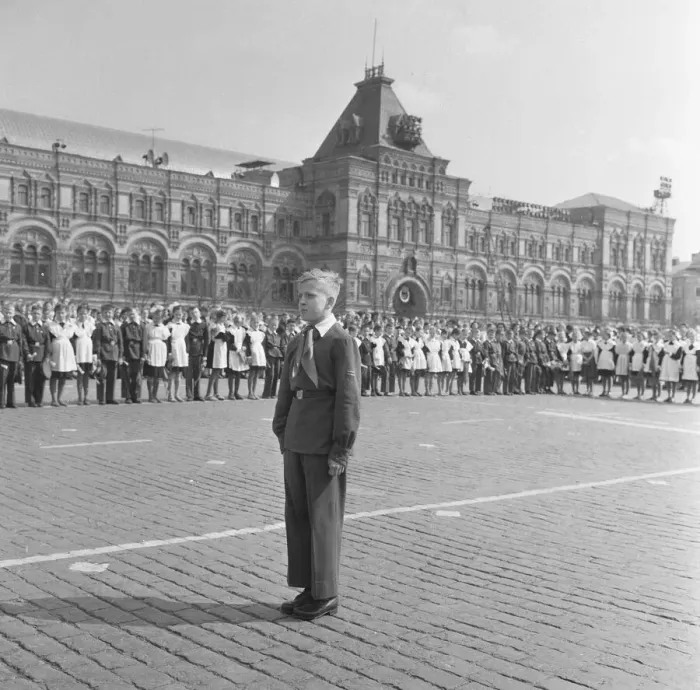 Framed Print : Schoolchildren seen here in Red Square Moscow following a visit to the tomb of Lenin Framed Print : Schoolchildren seen here in Red Square Moscow following a visit to the tomb of Lenin