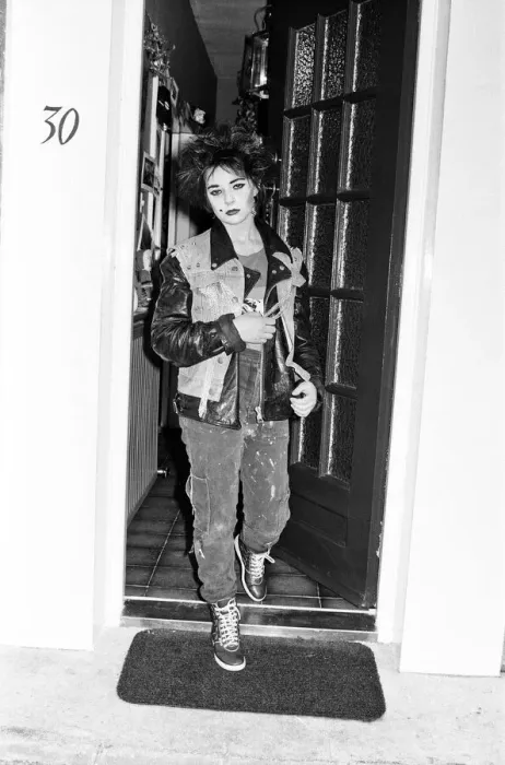 Framed Print : Schoolgirl Laura Goldsmith transforms into a punk rocker. 18th December 1980 Framed Print : Schoolgirl Laura Goldsmith transforms into a punk rocker. 18th December 1980