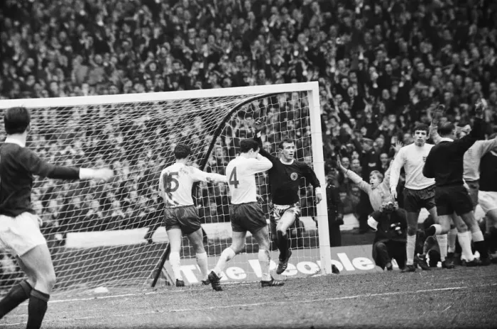 Framed Print : Scotland 1 v England 1. UEFA European Championship Group 8 match at Hampden Park