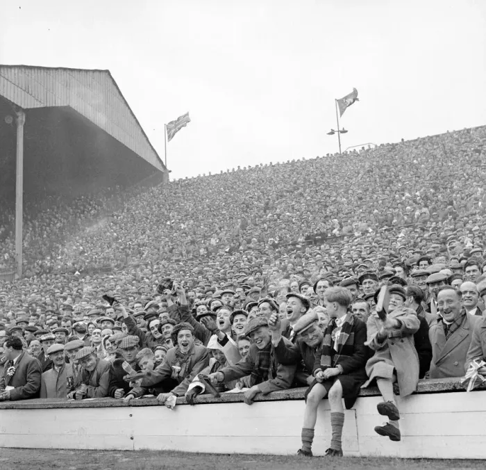 Framed Print : Scotland fans pack the terraces at Wembly to watch their team lose one nil to England Framed Print : Scotland fans pack the terraces at Wembly to watch their team lose one nil to England