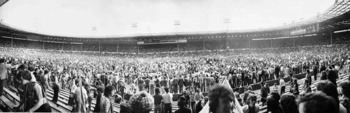 Framed Print : Scotland Football Fans invade the Wembley pitch April 1977 Scottish fans invade