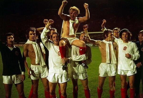 Scotland players carrying Billy Bremner on shoulders 1973 azsport Scotland