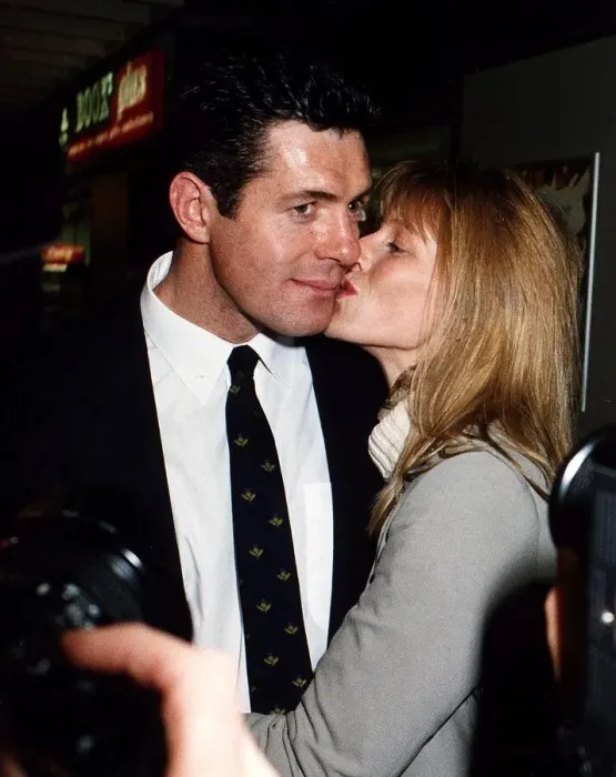 Framed Print : Scotland rugby skipper Gavin Hastings being kissed on the cheek by his wife Diane