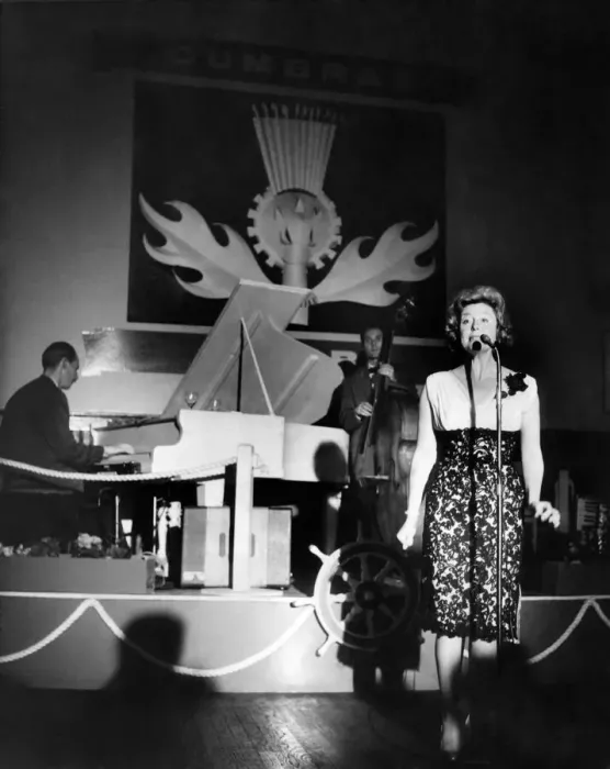 Framed Print : Scotlands only Island nightclub. Singer Kathy Kay during her performance in the club