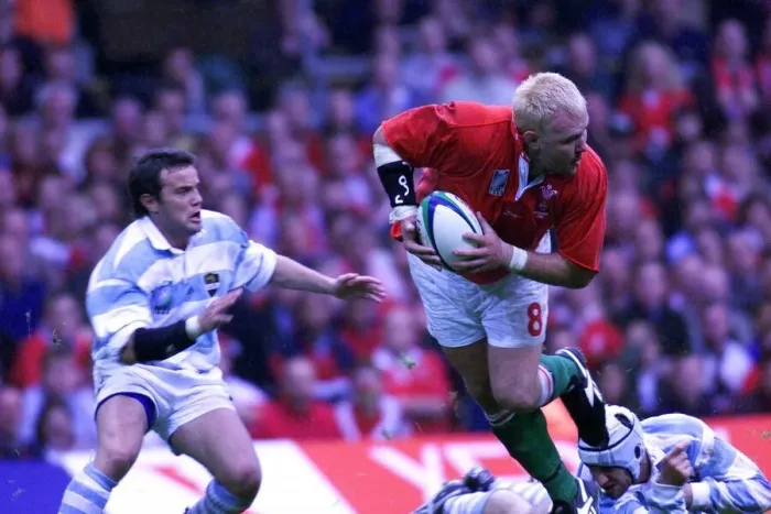 Framed Print : Scott Quinnell leads an attack in the Wales v Argentina match Framed Print : Scott Quinnell leads an attack in the Wales v Argentina match