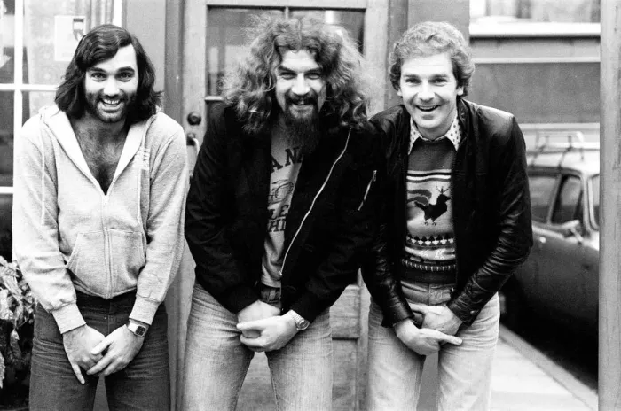 Framed Print : Scottish Comedian and Cabaret star Billy Connolly met George Best in London to discuss Framed Print : Scottish Comedian and Cabaret star Billy Connolly met George Best in London to discuss