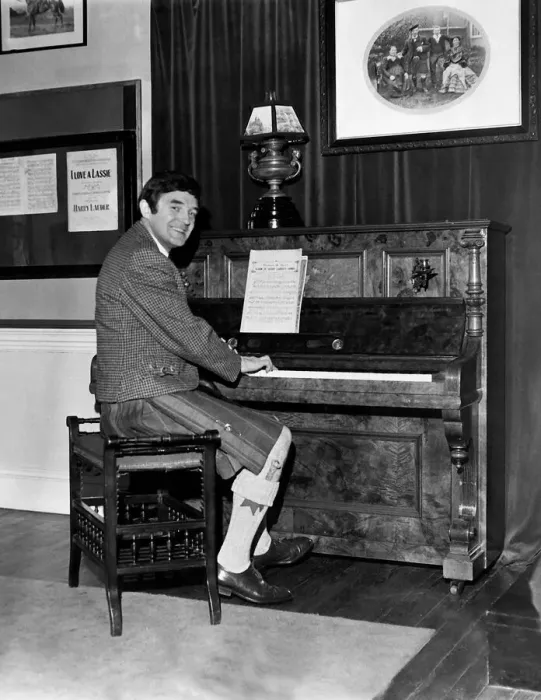Framed Print : Scottish comedian Jimmy Logan playing the piano inside Culzean castle