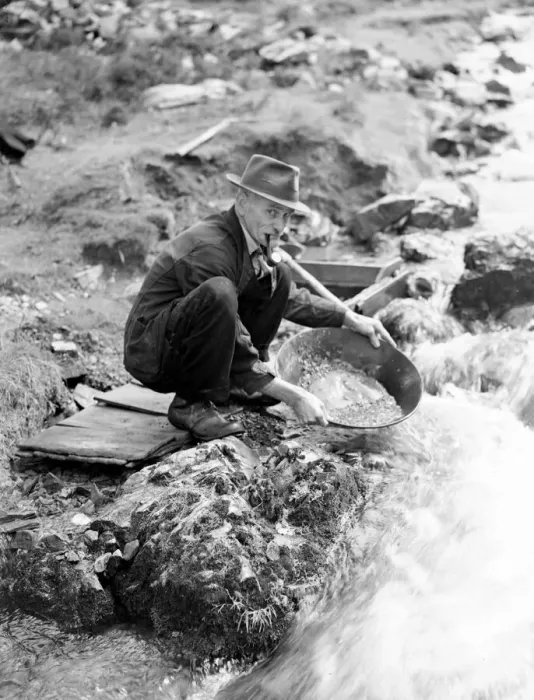 Framed Print : Scottish Gold Prospect, man smoking pipe by a river bank. Circa 1920