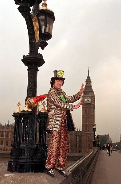 SCREAMING LORD SUTCH OUTSIDE WESTMINSTER, LONDON - 16  /  10  /  1991