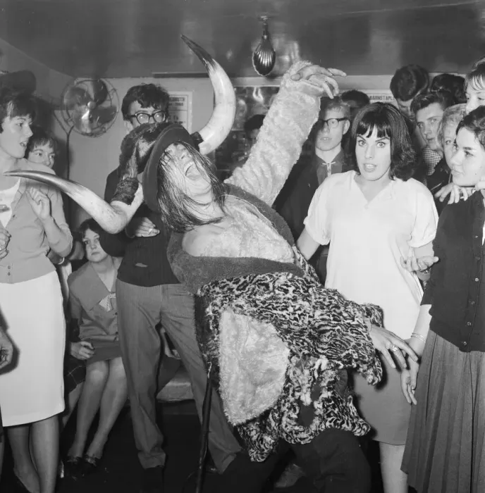 Framed Print : Screaming Lord Sutch seen here performing at the 2-1s coffee bar in Soho Framed Print : Screaming Lord Sutch seen here performing at the 2-1s coffee bar in Soho