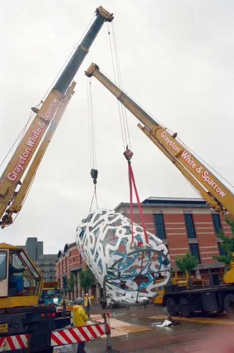 Framed Print : The sculpture Bottle of Notes is lifted off its low loader in the Central Framed Print : The sculpture Bottle of Notes is lifted off its low loader in the Central
