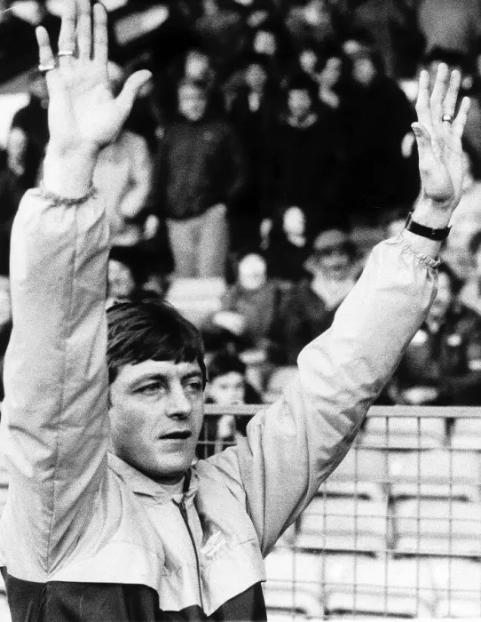 Framed Print : Scuthorpe boss Alan Clarke salutes the fans January 1984 on his return to Elland Framed Print : Scuthorpe boss Alan Clarke salutes the fans January 1984 on his return to Elland