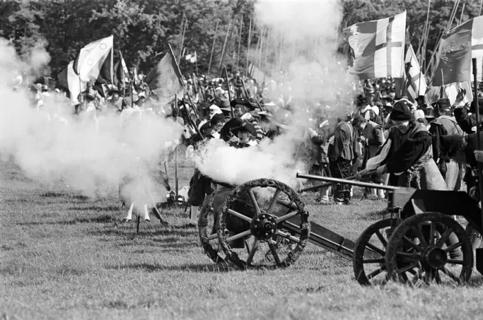 Framed Print : The Sealed Knot Society re-enactment of the Battle of Edgehill at Kineton, Warwickshire Framed Print : The Sealed Knot Society re-enactment of the Battle of Edgehill at Kineton, Warwickshire