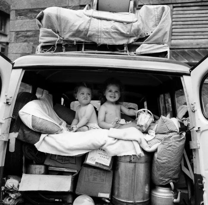 Framed Print : Two seasoned travellers, Paul and Julie Bridgett, aged 11 months and 2 years respectively