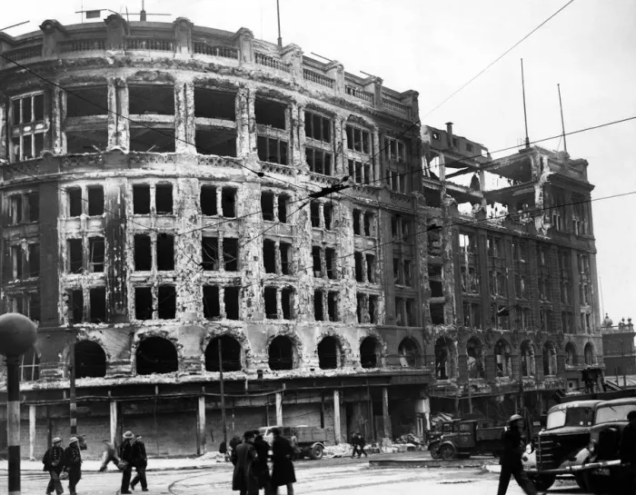 Framed Print : Second World War, May Blitz in Liverpool. The shell of Lewis Framed Print : Second World War, May Blitz in Liverpool. The shell of Lewis
