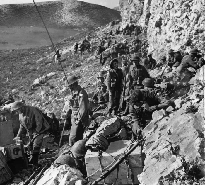 Framed Print : Second World War, North Africa Campaign. Tunisia, the First army pushes Framed Print : Second World War, North Africa Campaign. Tunisia, the First army pushes
