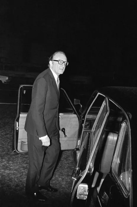 Framed Print : Former Secretary of State for Defence Lord Carrington arrives at BBC broadcasting House Framed Print : Former Secretary of State for Defence Lord Carrington arrives at BBC broadcasting House