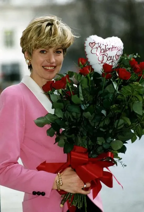 Framed Print : Selina Scott Tv Presenter received A Bunch Of Red Roses Framed Print : Selina Scott Tv Presenter received A Bunch Of Red Roses