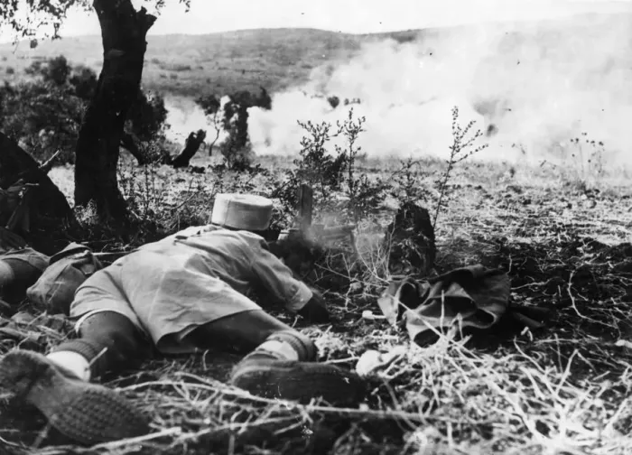 Framed Print : Senegalese light machine gunner of the French Forces on a training exercise in the Middle Framed Print : Senegalese light machine gunner of the French Forces on a training exercise in the Middle