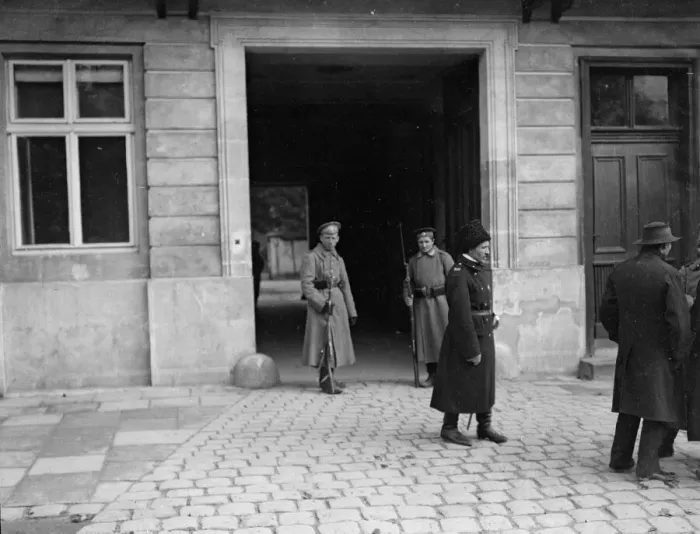 Framed Print : Sentries at the home of Galicia new Russian Governor Count Bobrinsky. Circa October 1914 Framed Print : Sentries at the home of Galicia new Russian Governor Count Bobrinsky. Circa October 1914