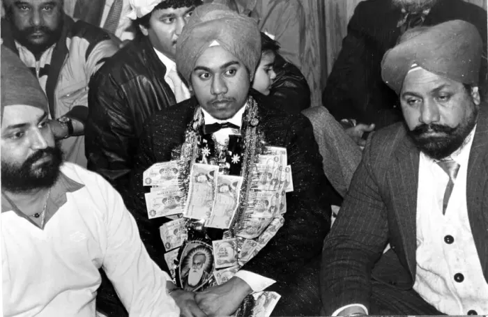 Framed Print : A service for 18-year-old Jaspal Singh celebrating his engagement - gifts of money Framed Print : A service for 18-year-old Jaspal Singh celebrating his engagement - gifts of money