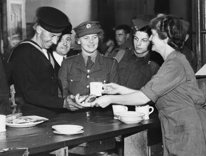 Framed Print : Service canteen for soldiers during World War II. Troops being served tea Framed Print : Service canteen for soldiers during World War II. Troops being served tea