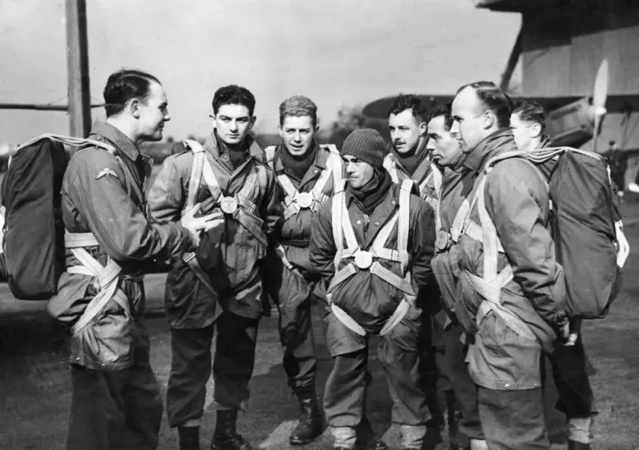 Framed Print : The service takes to silk: paratroopers at a secret RAF station in Britain receive final