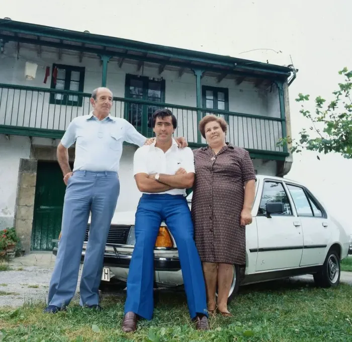 Framed Print : Seve Ballesteros July 1982 Golfer golf with his parents sitting on bonnet of