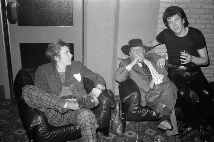 Framed Print : The Sex Pistols in Eindhoven, Holland. Johnny Rotten and Steve Jones. 11th December 1977