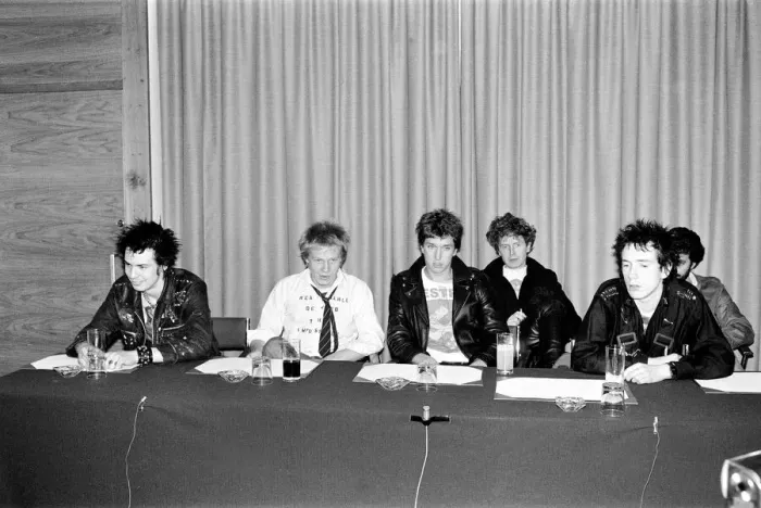Framed Print : Sex Pistols news press conference outside Buckingham Palace Framed Print : Sex Pistols news press conference outside Buckingham Palace
