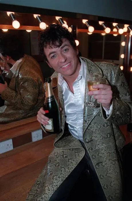 Framed Print : Shane Richie Actor  /  TV Presenter January 99 Back stage in his dressing room with his