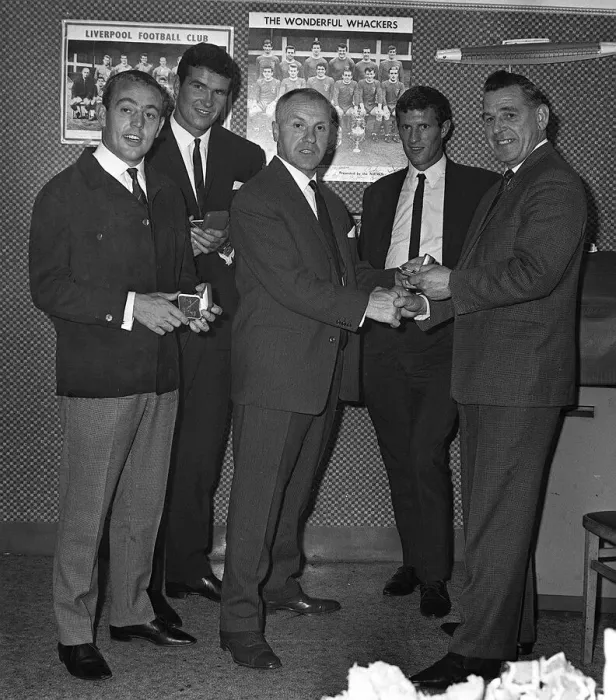 Framed Print : Bill Shankly is presented with his Tie Pin and Cuff links by the chairman of the