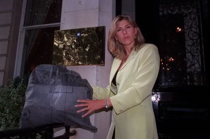 Framed Print : Sharron Davies TV PresenterSeptember 98 Outside the Taipei Representative office in