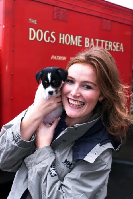 Framed Print : Shauna Lowry TV Presenter October 1999 with dog - one of many at Battersea Dogs
