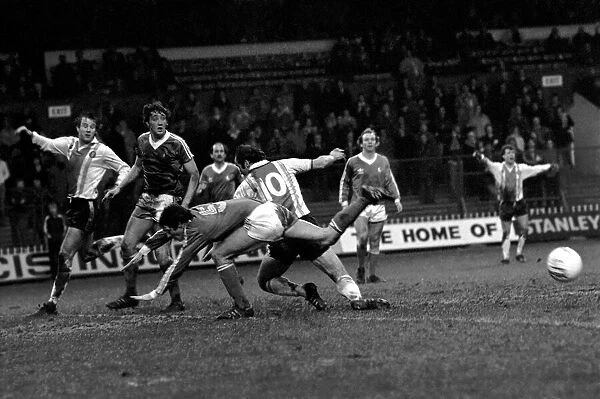 Sheffield United 0 v. Gillingham 1. Division Three Football. January 1981 MF01-11-017