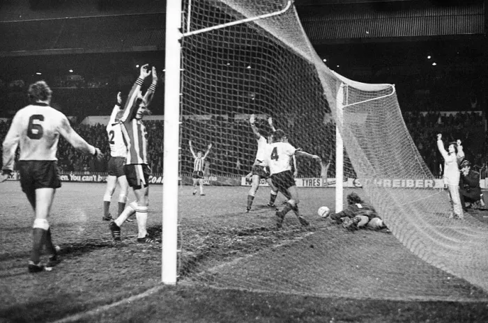 Framed Print : Sheffield United 1-2, League Division One match action at Bramall Lane Framed Print : Sheffield United 1-2, League Division One match action at Bramall Lane