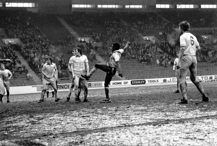 Framed Print : Sheffield United 2 v. Huddersfield 2. Division Three Football. February 1981 MF01-38-017 Framed Print : Sheffield United 2 v. Huddersfield 2. Division Three Football. February 1981 MF01-38-017