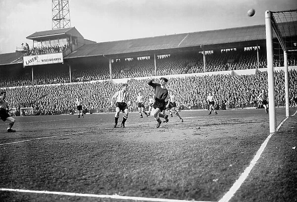 Sheffield United v. Norwich City. United keeper Hodgkinson clears over the bar