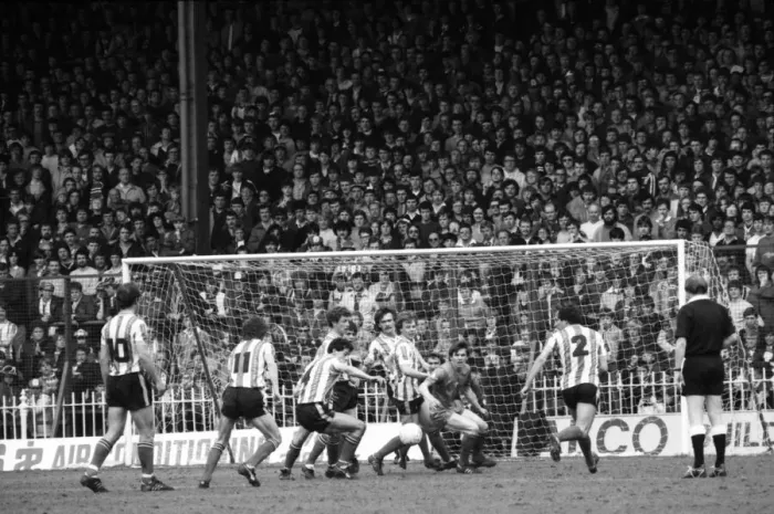 Framed Print : Sheffield Utd 0 v. Bournemouth 0. April 1982 MF06-39-033 Local Caption Division 4