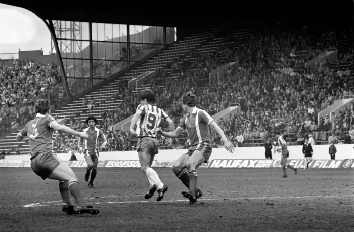 Framed Print : Sheffield Wed. 2 v. Leyton Orient 0. March 1982 MF06-21-042 Local Caption