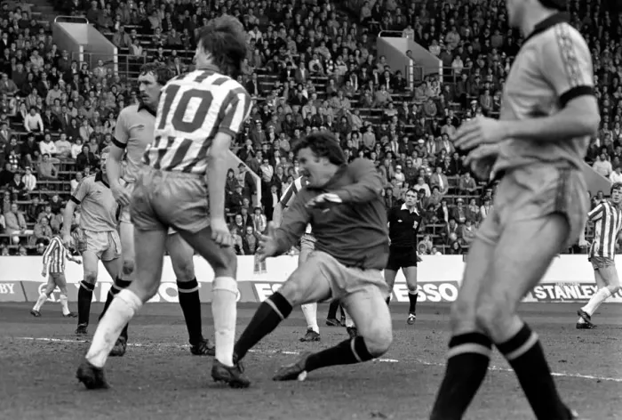 Framed Print : Sheffield Wednesday 2 v. Cambridge United 1. April 1982 MF06-33-011 Framed Print : Sheffield Wednesday 2 v. Cambridge United 1. April 1982 MF06-33-011